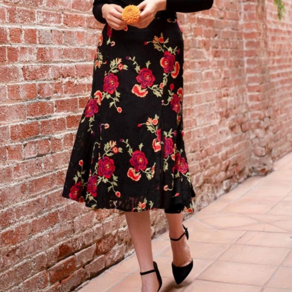 Eva Franco Floral Embroidered black Skirt with red roses tulip shape NWT midi - Picture 3 of 4